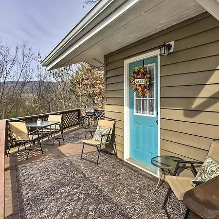 Picturesque Cottage In The Heart Of Trenton!
